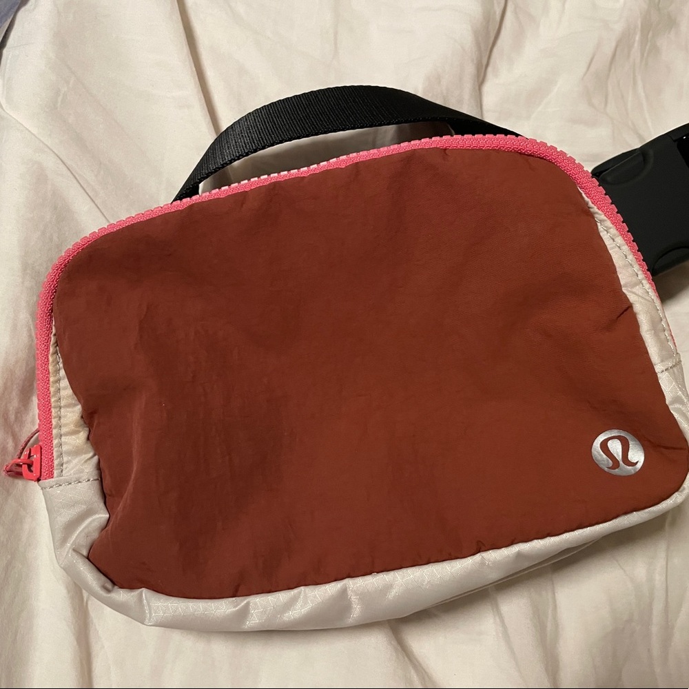 Lululemon everywhere belt bag